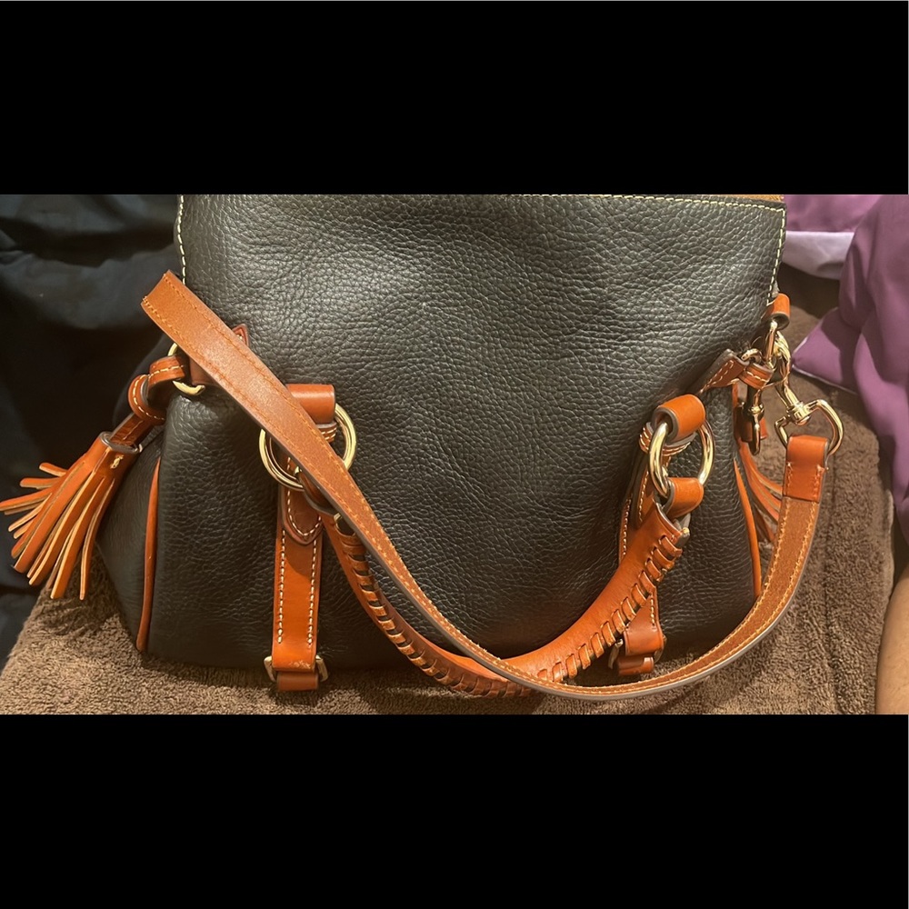 I’m selling my Dooney & bourke purse